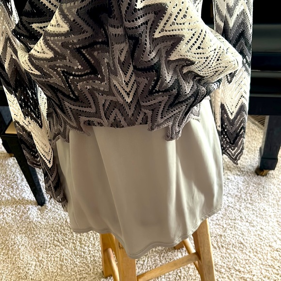 LIKE⭐️NEW CHEVRON DRESS🖤Black, Gray & White by Nicole Marie Bell Sleeves Medium - Picture 6 of 10